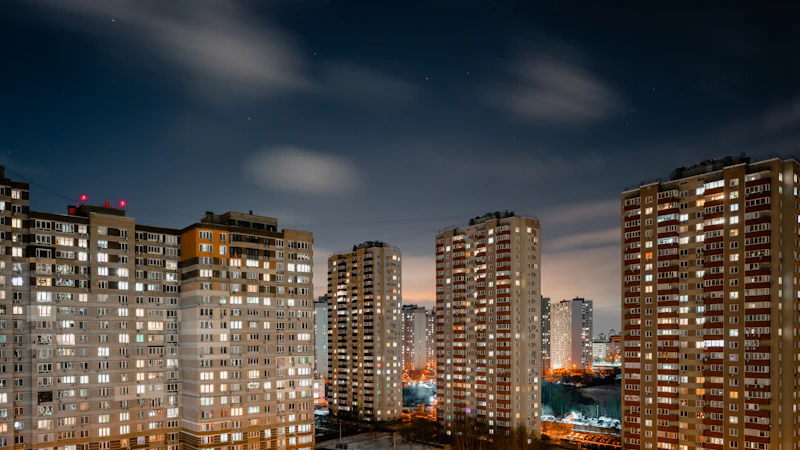 Edificios de viviendas con las ventanas iluminadas de noche