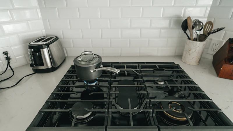 Ollas y sartenes sobre una placa de cocina